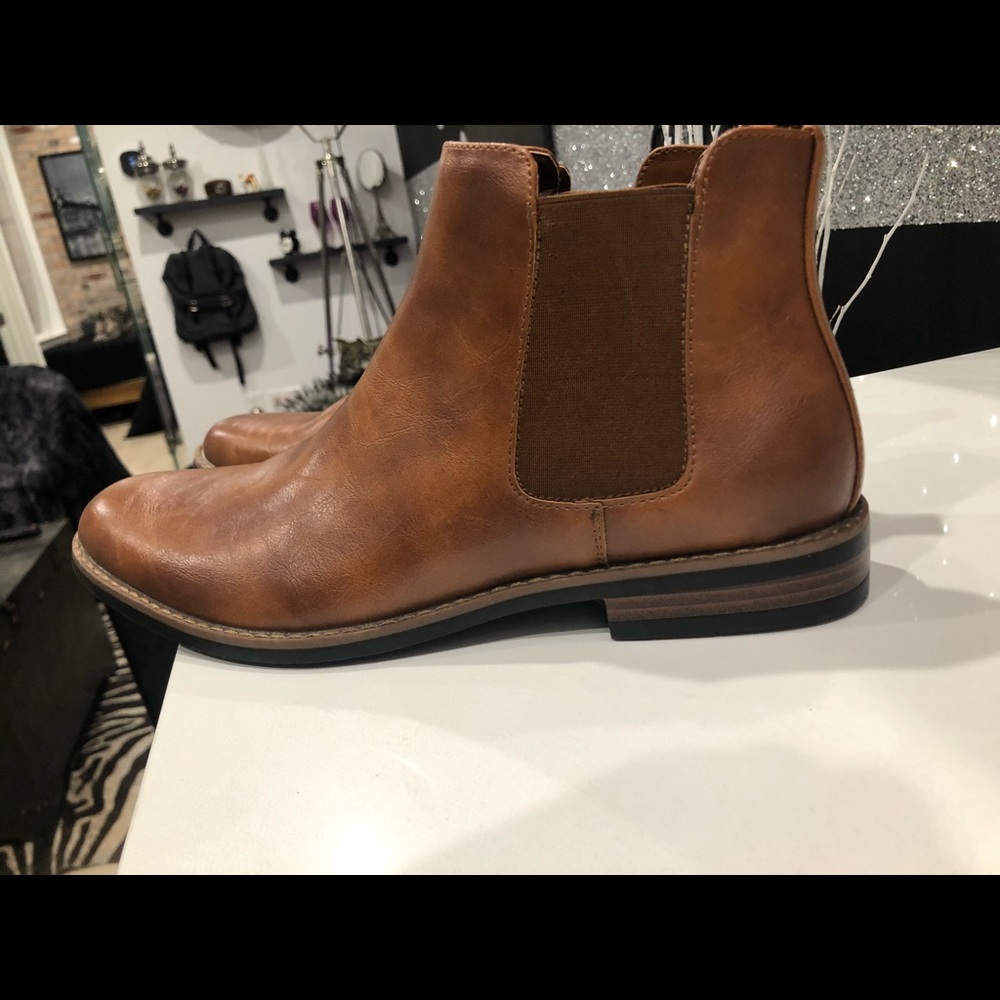 Men’s leather chukka boot size US 9 brand new